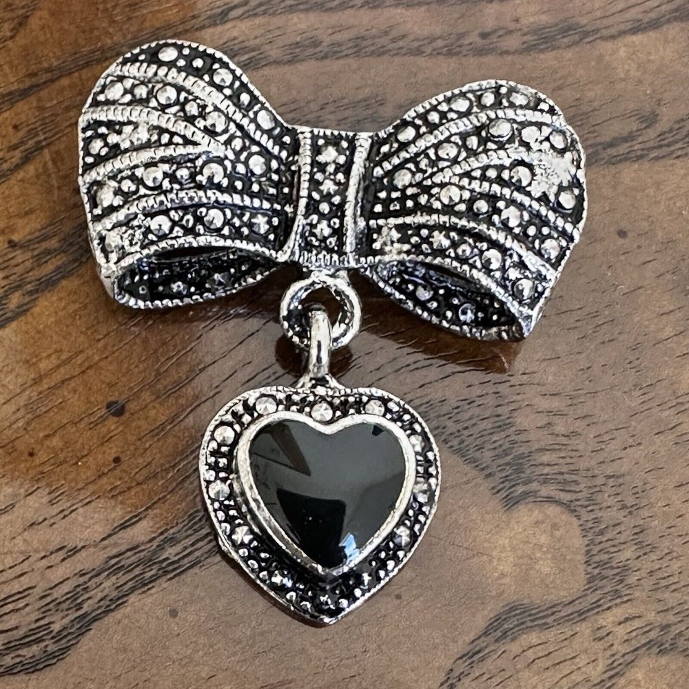 VTG Bow Ribbon Brooch Pin 1.5 Inch Dangle Heart Onyx Marcasite 925 Sterling 9.9g